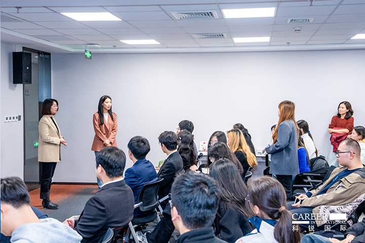知名人力资源服务商凯发k8旗舰国际的相关资深顾问与企业高级负责人在参访末尾回答现场关于人力资源产业的问题
